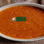 Shiro khas Ethiopia, sup kacang kikir kental kuning berbere bawang tomat, disajikan panas dengan injera hangat, sajian tradisional Addis Ababa autentik