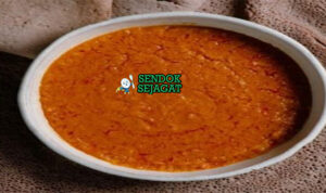 Shiro khas Ethiopia, sup kacang kikir kental kuning berbere bawang tomat, disajikan panas dengan injera hangat, sajian tradisional Addis Ababa autentik