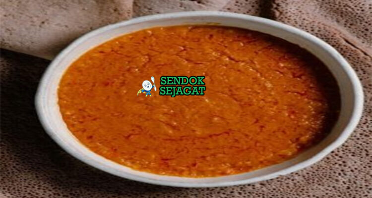 Shiro khas Ethiopia, sup kacang kikir kental kuning berbere bawang tomat, disajikan panas dengan injera hangat, sajian tradisional Addis Ababa autentik