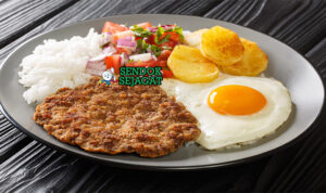 Silpancho nasi daging sapi goreng tepung roti telur mata sapi saus tomat kentang peterseli piring Cochabamba Bolivia
