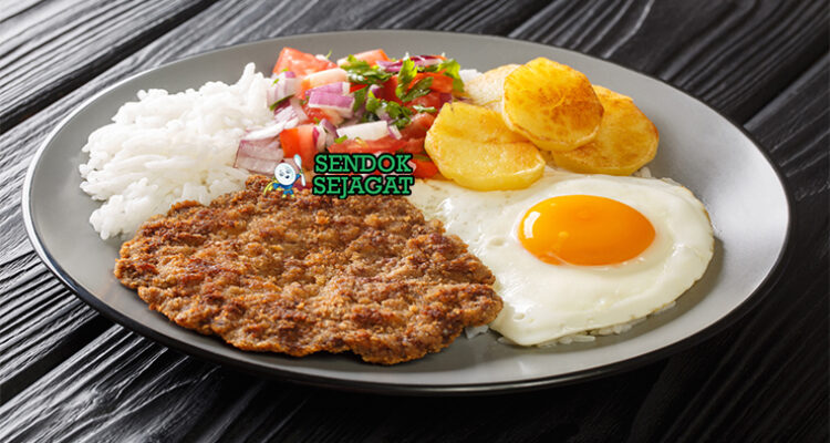 Silpancho nasi daging sapi goreng tepung roti telur mata sapi saus tomat kentang peterseli piring Cochabamba Bolivia