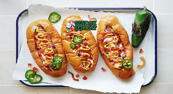 Sonoran Hot Dog bacon wrapped sosis beans tomat onion jalapeño salsa mayo mustard bolillo bun