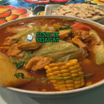 Sopa de Pata sup kaki sapi kuah hijau cilantro bawang paprika kentang chayote nasi tortilla limón piring El Salvador