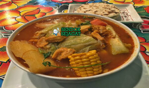 Sopa de Pata sup kaki sapi kuah hijau cilantro bawang paprika kentang chayote nasi tortilla limón piring El Salvador