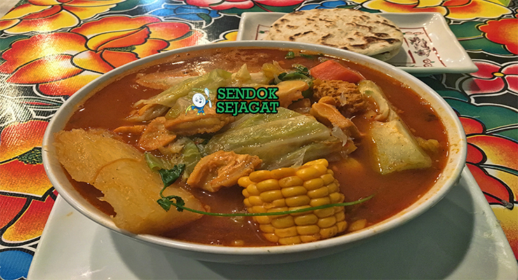 Sopa de Pata sup kaki sapi kuah hijau cilantro bawang paprika kentang chayote nasi tortilla limón piring El Salvador