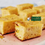 Sopa Paraguaya kue jagung keju bawang bombay golden panggang potong kotak piring Paraguay