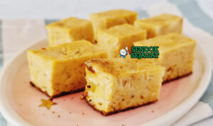 Sopa Paraguaya kue jagung keju bawang bombay golden panggang potong kotak piring Paraguay