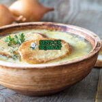 Soupe à l'Oignon mangkuk oven keju Gruyère gratin golden bubbling roti baguette kuah bawang karamel
