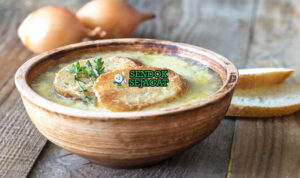 Soupe à l'Oignon Gratin Gurih Khas Prancis Soupe à l'Oignon mangkuk oven keju Gruyère gratin golden bubbling roti baguette kuah bawang karamel