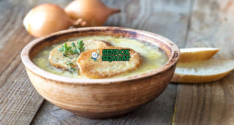 Soupe à l'Oignon mangkuk oven keju Gruyère gratin golden bubbling roti baguette kuah bawang karamel