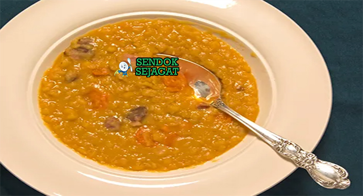 Soupe aux Pois kacang kuning ham hock wortel seledri kental panci Quebec roti gandum mustard cheddar