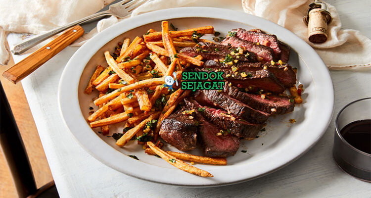 Steak Frites steak ribeye medium rare kentang goreng renyah saus persilade salad vinaigrette baguette piring Prancis