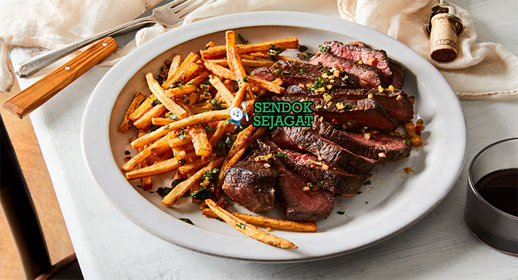 Steak Frites steak ribeye medium rare kentang goreng renyah saus persilade salad vinaigrette baguette piring Prancis