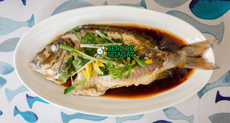 Steamed Fish with Ginger & Scallions ikan utuh kukus jahe julienne daun bawang soy sauce sizzling cilantro nasi