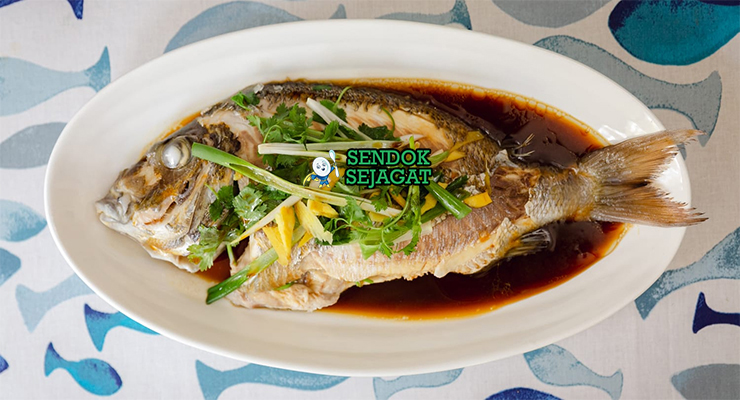 Steamed Fish with Ginger & Scallions ikan utuh kukus jahe julienne daun bawang soy sauce sizzling cilantro nasi