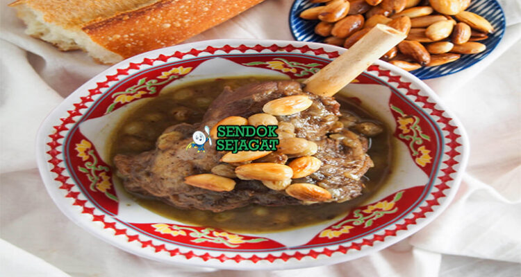 Tagine Mrouzia daging domba madu kurma almond goreng saffron kuah manis mengkilap roti khobz Maroko