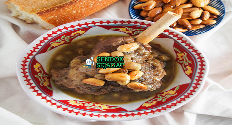 Tagine Mrouzia daging domba madu kurma almond goreng saffron kuah manis mengkilap roti khobz Maroko