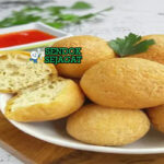 Tahu bulat khas Jawa Barat, renyah garing luar lembut dalam wangi bawang, disajikan panas dengan sambal kacang cabe rawit, jajanan Bandung autentik