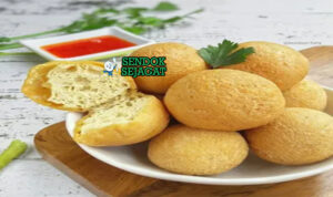 Tahu bulat khas Jawa Barat, renyah garing luar lembut dalam wangi bawang, disajikan panas dengan sambal kacang cabe rawit, jajanan Bandung autentik