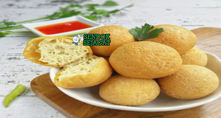 Tahu bulat khas Jawa Barat, renyah garing luar lembut dalam wangi bawang, disajikan panas dengan sambal kacang cabe rawit, jajanan Bandung autentik