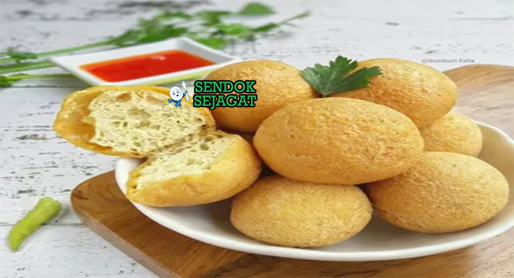 Tahu bulat khas Jawa Barat, renyah garing luar lembut dalam wangi bawang, disajikan panas dengan sambal kacang cabe rawit, jajanan Bandung autentik