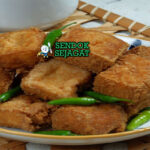 Tahu bulat khas Jawa Tengah, renyah garing luar lembut dalam wangi bawang, disajikan panas dengan sambal kacang cabe rawit, jajanan Semarang autentik