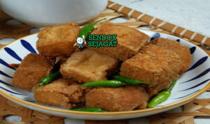 Tahu bulat khas Jawa Tengah, renyah garing luar lembut dalam wangi bawang, disajikan panas dengan sambal kacang cabe rawit, jajanan Semarang autentik