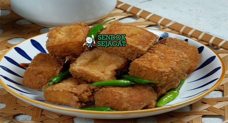 Tahu bulat khas Jawa Tengah, renyah garing luar lembut dalam wangi bawang, disajikan panas dengan sambal kacang cabe rawit, jajanan Semarang autentik