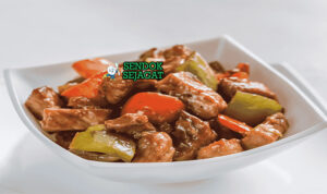 Tang Cu Li Ji iga babi goreng garing saus asam manis merah mengkilap nasi putih sayur tumis