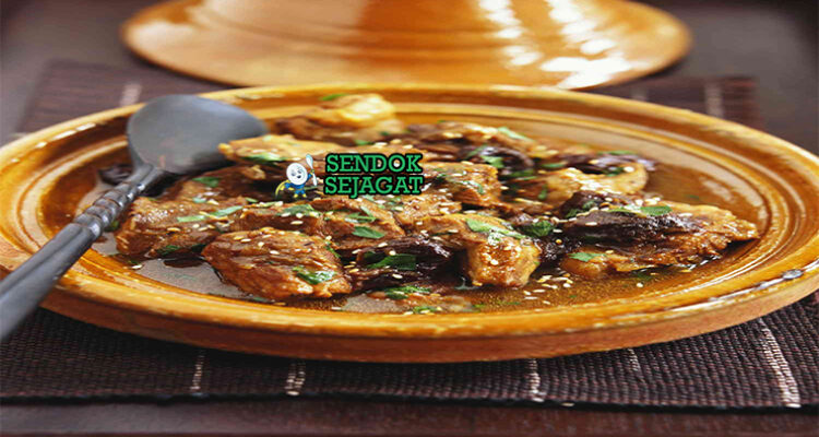 Tangia daging domba empuk saffron bawang putih preserved lemon kuah bening roti khobz pot tanah liat Marrakech
