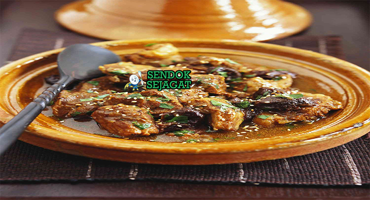 Tangia daging domba empuk saffron bawang putih preserved lemon kuah bening roti khobz pot tanah liat Marrakech