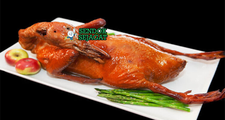 Tea-Smoked Duck bebek iris crispy kulit renyah smoky pancake hoisin daun bawang timun