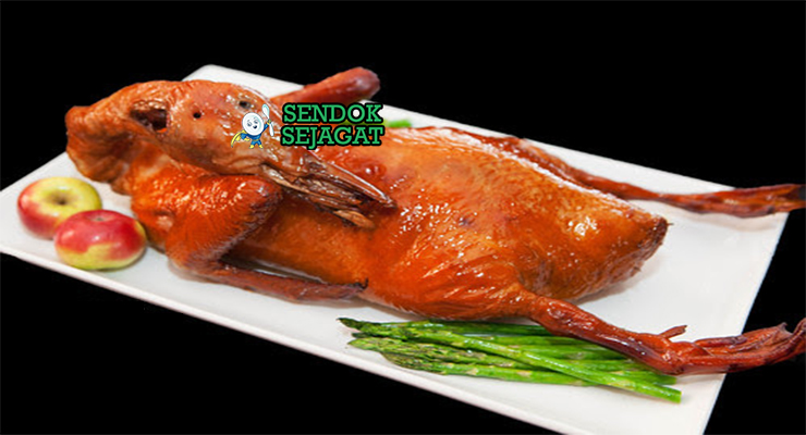 Tea-Smoked Duck bebek iris crispy kulit renyah smoky pancake hoisin daun bawang timun
