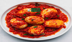 Telur Balado telur goreng renyah kuah sambal cabe merah nasi rendang gulai kerupuk piring Padang