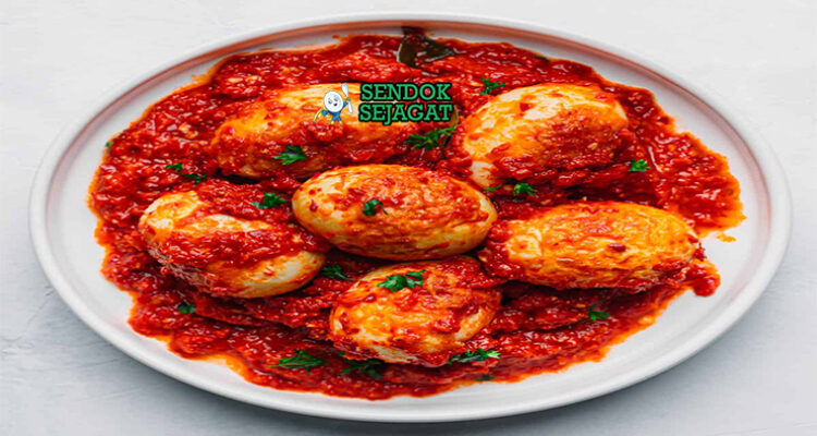 Telur Balado telur goreng renyah kuah sambal cabe merah nasi rendang gulai kerupuk piring Padang
