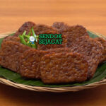 Tempe bacem khas Jawa Tengah, tempe lembut manis gurih kecap cokelat tua, disajikan dengan nasi putih sambal terasi lalapan timun kemangi, lauk autentik Yogya & Solo