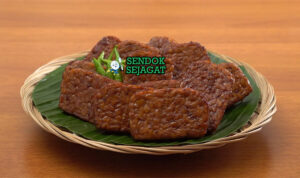 Tempe bacem khas Jawa Tengah, tempe lembut manis gurih kecap cokelat tua, disajikan dengan nasi putih sambal terasi lalapan timun kemangi, lauk autentik Yogya & Solo