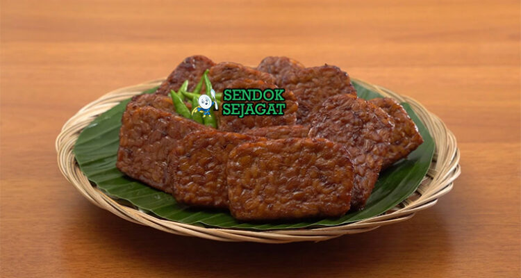 Tempe bacem khas Jawa Tengah, tempe lembut manis gurih kecap cokelat tua, disajikan dengan nasi putih sambal terasi lalapan timun kemangi, lauk autentik Yogya & Solo