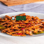 Tempe orek khas Jawa Tengah, tempe kering manis gurih cokelat tua kecap cabe bawang, disajikan dengan nasi putih sambal terasi lalapan timun kemangi