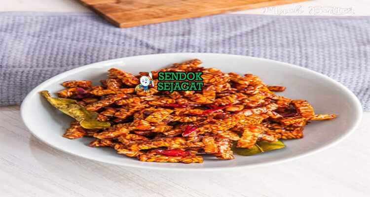 Tempe orek khas Jawa Tengah, tempe kering manis gurih cokelat tua kecap cabe bawang, disajikan dengan nasi putih sambal terasi lalapan timun kemangi