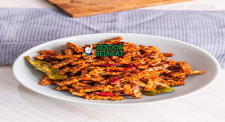 Tempe orek khas Jawa Tengah, tempe kering manis gurih cokelat tua kecap cabe bawang, disajikan dengan nasi putih sambal terasi lalapan timun kemangi