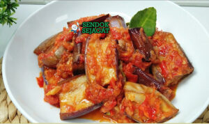 Terong Balado terong goreng renyah kuah sambal cabe merah nasi rendang gulai kerupuk piring Padang