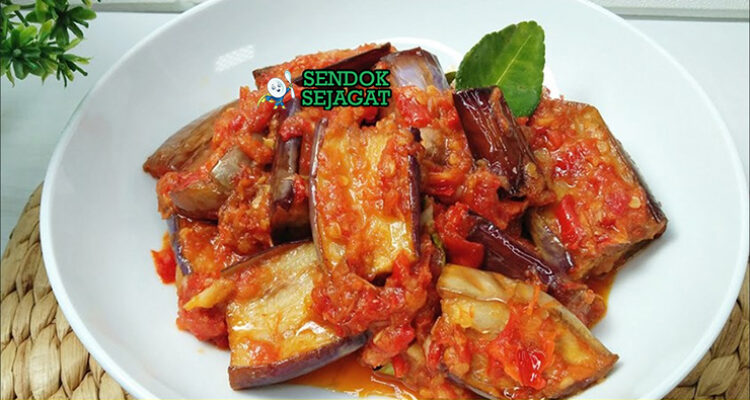 Terong Balado terong goreng renyah kuah sambal cabe merah nasi rendang gulai kerupuk piring Padang