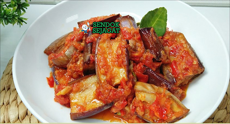 Terong Balado terong goreng renyah kuah sambal cabe merah nasi rendang gulai kerupuk piring Padang