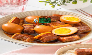 Thịt Kho Tàu khas Vietnam, daging ba chỉ rebus telur warna cokelat caramel nước dừa, disajikan panas dengan nasi trắng dưa chua rau sống, hidangan keluarga Saigon