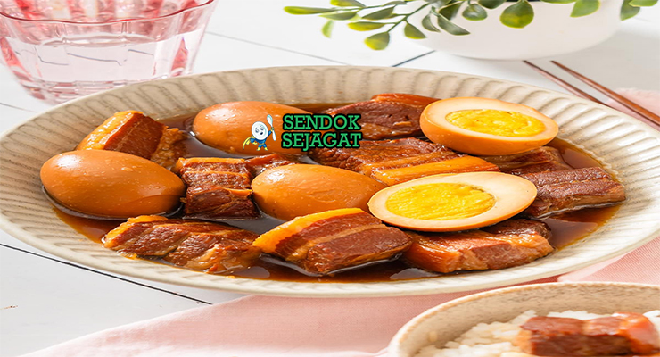 Thịt Kho Tàu khas Vietnam, daging ba chỉ rebus telur warna cokelat caramel nước dừa, disajikan panas dengan nasi trắng dưa chua rau sống, hidangan keluarga Saigon