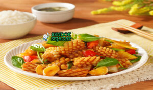 Three Cup Squid tumis cumi pedas kecap arak wijen basil Thai nasi putih piring Taiwan