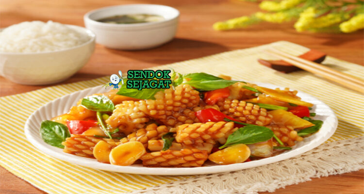 Three Cup Squid tumis cumi pedas kecap arak wijen basil Thai nasi putih piring Taiwan