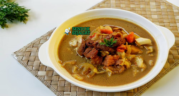 Tongseng kuah santan kental daging kambing sapi kol tomat cabe rawit nasi kerupuk sambal jeruk nipis