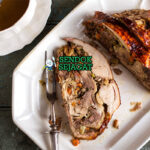 Turducken potong melintang kalkun bebek ayam stuffing cornbread gravy cranberry Thanksgiving piring besar